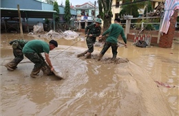 Phố cổ Hội An khẩn trương dọn dẹp hậu quả mưa lũ