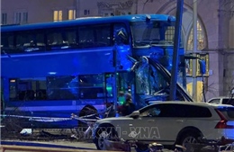 Xe buýt đâm vào điểm dừng ở trung tâm Stockholm gây nhiều thương vong