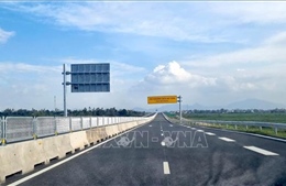 Chưa nghiệm thu, người dân đã chạy xe lên cao tốc Quy Nhơn - Hoài Nhơn