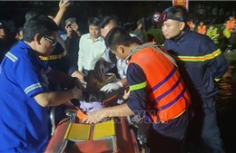 Kịp thời đưa cháu bé từ vùng lũ bị hóc dị vật đi cấp cứu