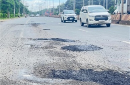 Đường xuống cấp nghiêm trọng, nhiều ổ voi, ổ gà &#39;bẫy&#39; người đi đường