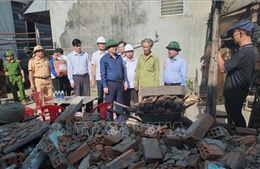 Phó Thủ tướng Hồ Quốc Dũng thăm, tặng quà người dân bị ảnh hưởng bởi bão số 13