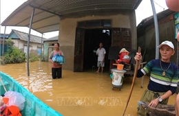 Nhiều tuyến giao thông ở Huế vẫn bị chia cắt do sạt lở và ngập sâu