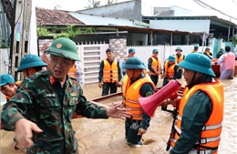Chạy đua với thời gian để cứu giúp người dân bị ảnh hưởng mưa lũ