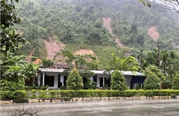 Huế: Xuất hiện vết nứt hở trên đỉnh đồi, nhiều hộ dân vùng núi phải sơ tán