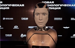 Nga &#39;trình làng&#39; robot AI hình người đầu tiên