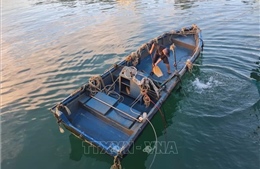 Tìm chủ sở hữu của chiếc thuyền trôi dạt ở vùng biển đặc khu Cồn Cỏ