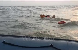 Nhanh chóng ứng cứu hai thuyền viên gặp tai nạn trên biển