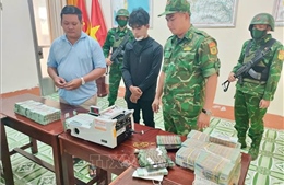 Bắt đối tượng vận chuyển hơn 7 tỉ đồng qua biên giới