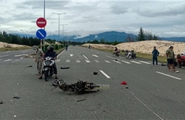 Hai xe máy va chạm trên đường dẫn vào Khu kinh tế Vân Phong làm một người tử vong