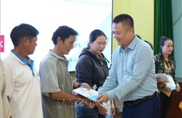 Tặng thẻ bảo hiểm y tế cho người dân có hoàn cảnh khó khăn vùng bão lũ