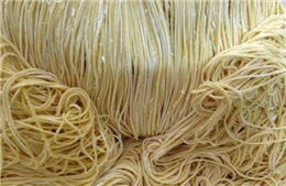 Triệt phá đường dây sản xuất mì sợi sử dụng hóa chất cấm