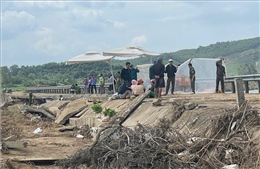 Sập bờ kè khiến 4 người đang trú mưa tử vong