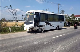 Xe máy va chạm xe khách đang quay đầu khiến 3 người bị thương nặng