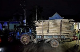 Va chạm giữa máy cày và xe gắn máy làm hai trẻ em tử vong