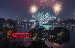 Pháo hoa chào năm Bính Ngọ bừng sáng trên bầu trời Hà Nội