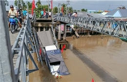 Sập cầu 30/4 ở Cần Thơ, xe tải chở gạo rơi xuống sông Thốt Nốt