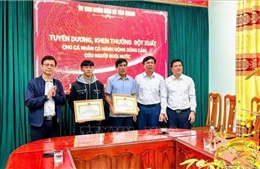 Khen thưởng hai bố con cứu người trong vụ lật thuyền trên sông Gianh