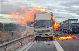 Xe tải bốc cháy khi đang lưu thông trên cao tốc Vĩnh Hảo - Phan Thiết 