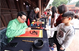 Tục xin chữ, cho chữ đầu Xuân: Lan tỏa tinh thần 'Quốc học' trong đời sống hôm nay