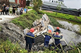 Kịp thời giải cứu nạn nhân mắc kẹt trong xe trộn bê tông bị lật xuống ao