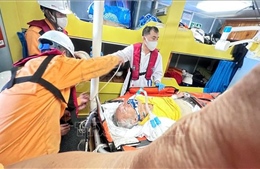 Hỗ trợ khẩn cấp đưa 2 người bệnh nước ngoài về bờ chữa trị