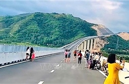 Cảnh báo người dân không đi vào cao tốc đang thi công