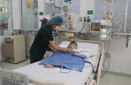 Bé trai 34 tháng tuổi nguy kịch vì uống tăng liều thuốc hạ sốt