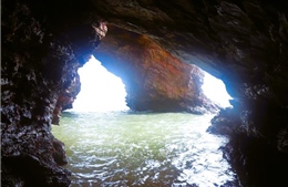 Trải nghiệm nét kỳ vĩ và hoang sơ của hang Mũi Trâu nơi cửa biển Lạch Quèn