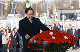 Thủ tướng Phạm Minh Chính đặt hoa tại Tượng đài Chủ tịch Hồ Chí Minh ở Moskva (Nga)