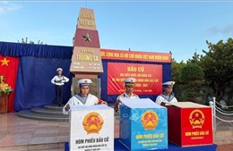 Rộn ràng ngày hội non sông ở Trường Sa