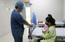 Cứu sống bé gái 15 tháng tuổi bị xe ô tô lùi cán qua người