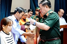 Đại tướng Nguyễn Trọng Nghĩa thăm, tặng quà gia đình chính sách tại Gia Lai