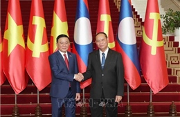 Thường trực Ban Bí thư Trần Cẩm Tú hội đàm với Thường trực Ban Bí thư Trung ương Đảng NDCM Lào