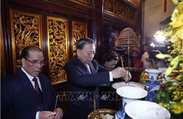 Trang nghiêm Lễ dâng hương tưởng niệm các Vua Hùng trên đỉnh núi Nghĩa Lĩnh