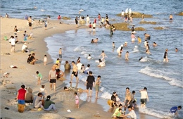 Nắng nóng, người dân đổ về các bãi biển 'giải nhiệt'