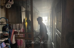 Kịp thời đưa hai người cao tuổi mắc kẹt trong đám cháy khu tập thể đến nơi an toàn