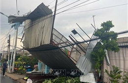 Dông lốc làm sập và tốc mái 47 căn nhà ở Đồng Tháp