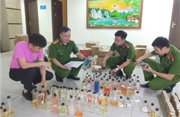 Khởi tố 12 bị can trong các đường dây sản xuất, buôn bán nước hoa giả hàng hiệu
