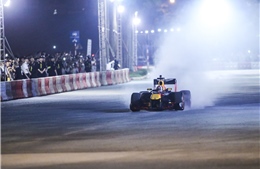 Xem màn trình diễn tốc độ của những chiếc xe đua F1 tại Hà Nội