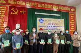 BHXH Việt Nam tặng thẻ BHYT, sổ BHXH, trao quà Tết cho người nghèo