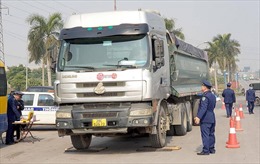 Xử phạt 35 trường hợp xe quá tải qua cầu Thăng Long, Hà Nội