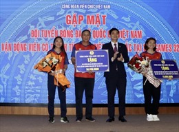 Công đoàn Viên chức Việt Nam tặng quà cho Đội tuyển bóng đá nữ Việt Nam và VĐV Nguyễn Thị Oanh