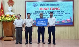 Trao tặng sổ BHXH, thẻ BHYT cho người dân có hoàn cảnh khó khăn tại tỉnh Quảng Bình