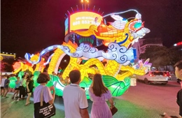 Nhộn nhịp chuẩn bị mô hình đèn trung thu lớn nhất tại Lễ hội thành Tuyên