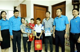 Hà Nội: Tặng quà Trung thu cho gia đình công nhân khó khăn