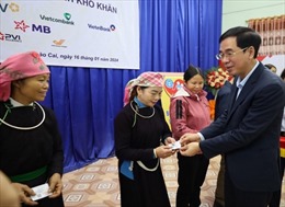 BHXH Việt Nam tặng sổ BHXH, BHYT cho người dân có hoàn cảnh khó khăn