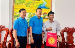 Công đoàn Hà Nội thăm, tặng quà công nhân bị tai nạn lao động
