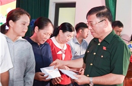 Tặng quà, khám bệnh tri ân các gia đình người có công