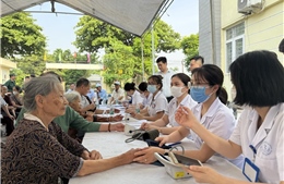 Khám sức khỏe và tặng quà cho hơn 300 người có công
